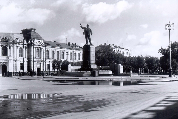 Pervui Pamaytnek Leninu 60 g XX veka